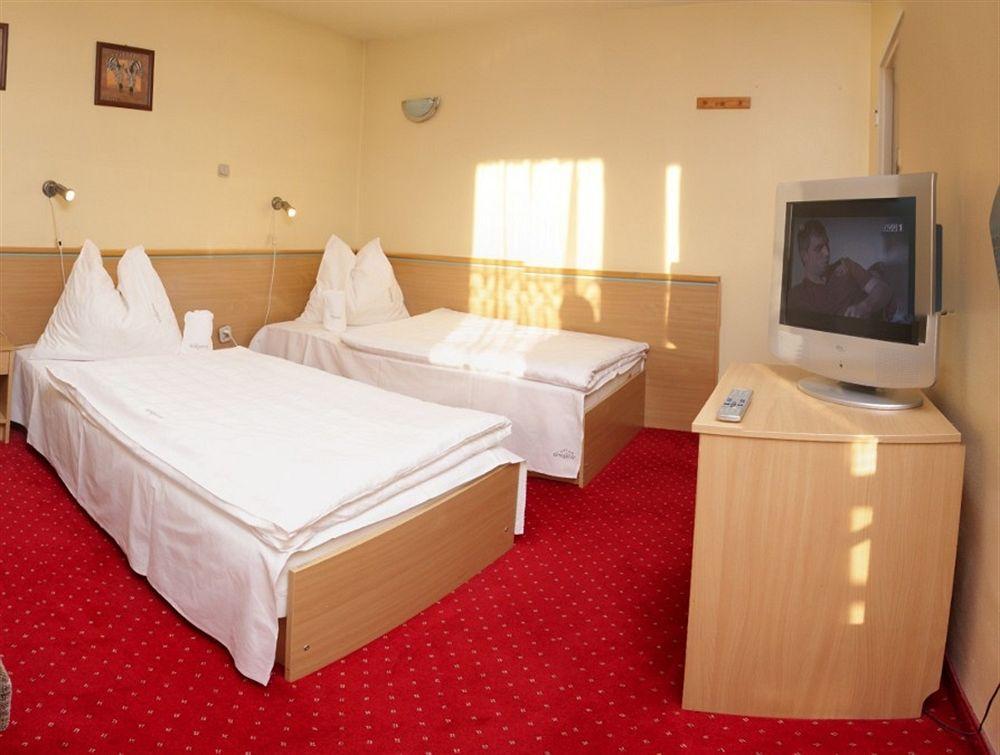 Hotel Wiktoria ชกลาร์สกา ปอเรมบา ภายนอก รูปภาพ
