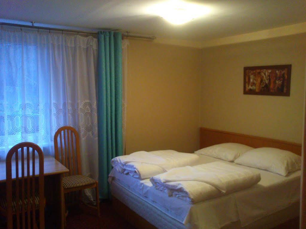 Hotel Wiktoria ชกลาร์สกา ปอเรมบา ภายนอก รูปภาพ